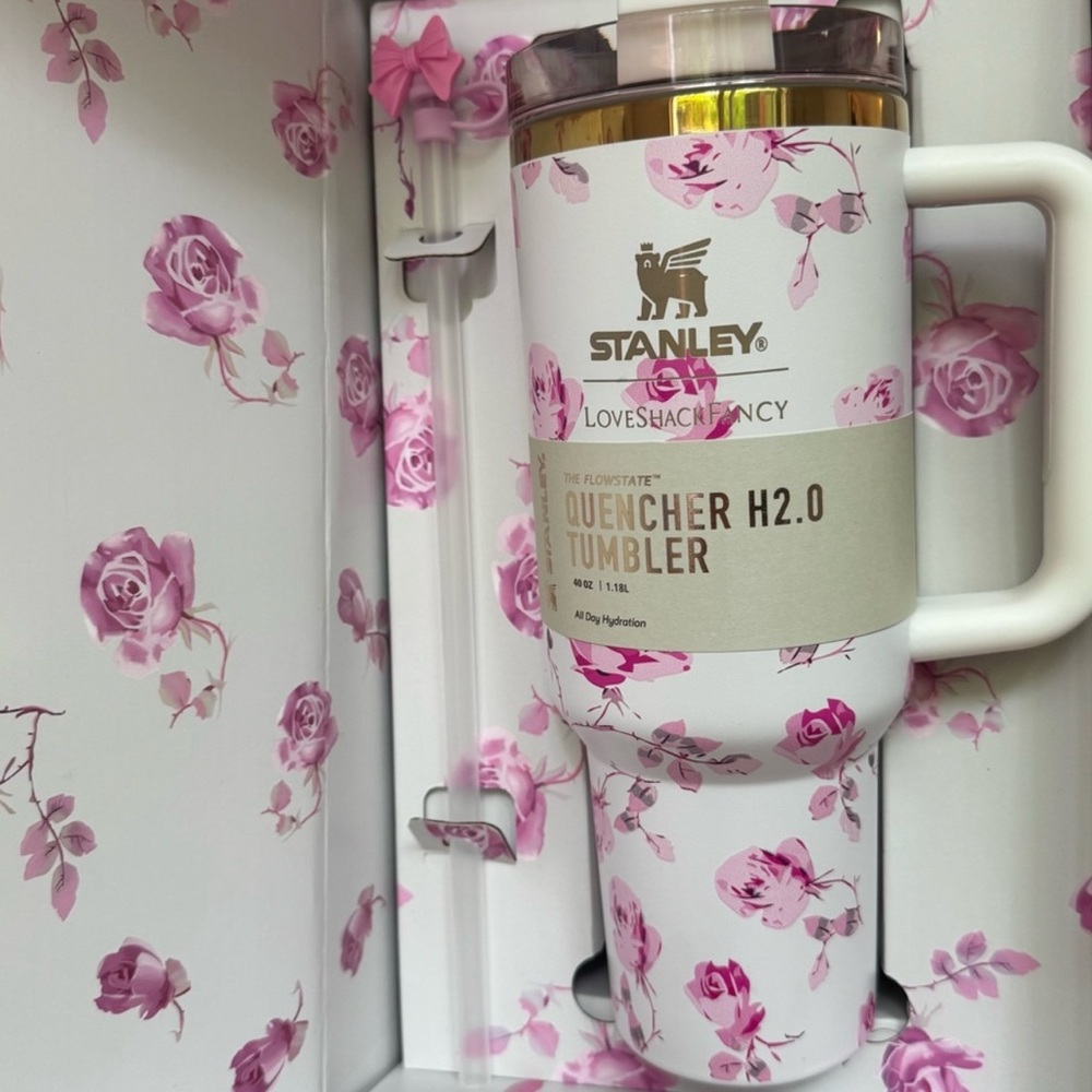 Stanley✨🩷🌸 LoveShackFancy Rose Tumbler - Picture 3 of 6